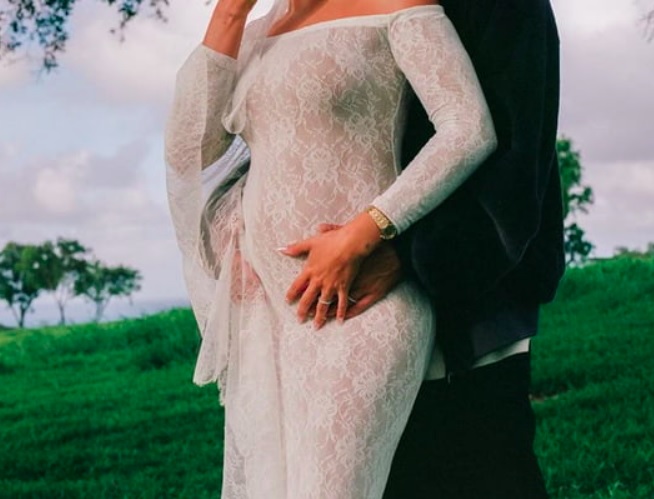 Nas redes sociais, Hailey publicou uma foto com a mão na barriga ao lado do cantor.