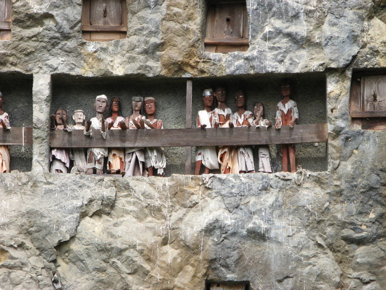 Essas estátuas são colocadas juntas, com seus rostos voltados para as ruas, como se estivessem vigiando e protegendo os vivos que passam por ali como um símbolo de proteção.