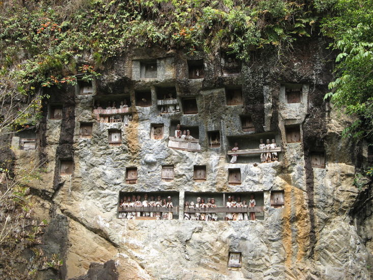 As áreas onde os túmulos estão localizados contam com estátuas, conhecidas como tau tau, que representam os mortos.