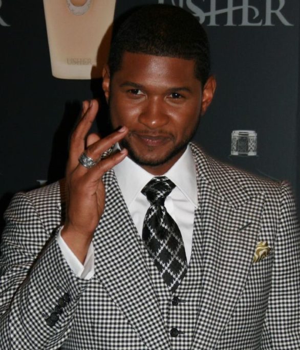 Em 2007, vídeos de Bieber cantando covers no YouTube chegaram ao empresário Scooter Braun, que o levou para Atlanta para se encontrar com o cantor e produtor Usher (foto).