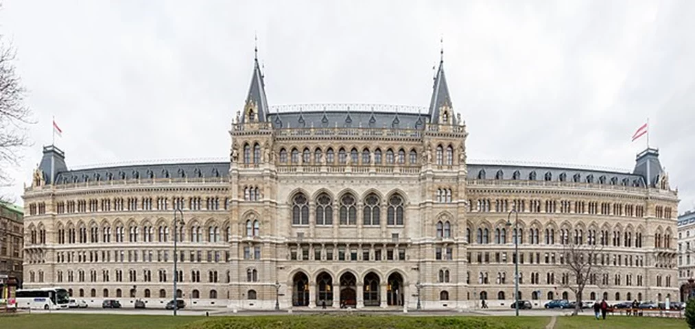 Legalmente, Viena é uma cidade, como distrito político, e, desde 29 de dezembro de 1921, é classificada também como um estado, devido a lei da separação constitucional.