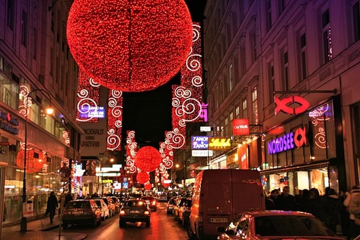 Com quase 2 milhões de habitantes, Viena é a cidade mais populosa e centro político-cultural do rico país. 