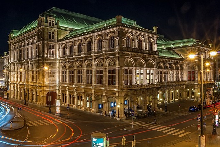 A cidade tem a casa Ópera Estatal de Viena, no Centro, com grande história desde o século XIX. O local é sede permanente da Orquestra Filarmônica de Viena e palco principal da Orquestra Mozart.