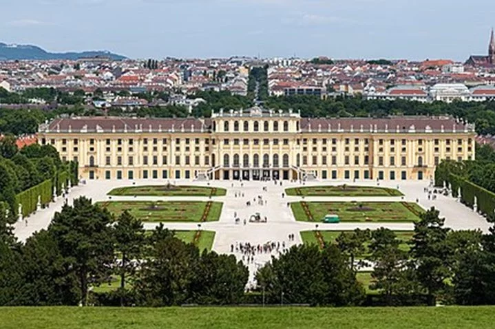 O Palácio de Schönbrunn, localizado no Centro Histórico de Viena, é reconhecido pela UNESCO como Patrimônio da Humanidade.