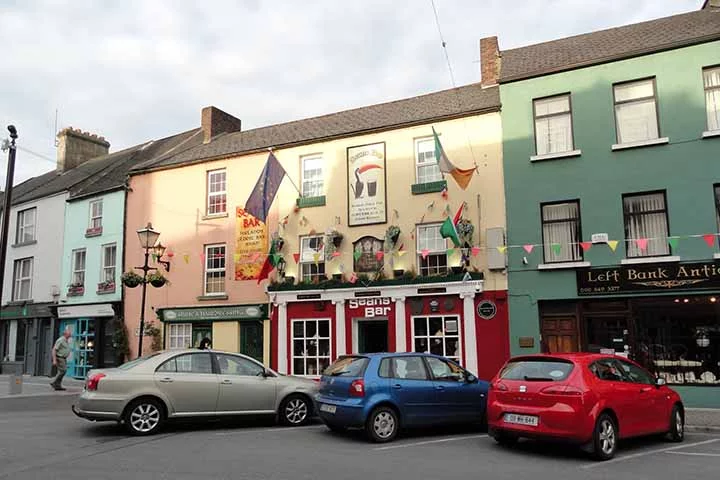 9º lugar: Sean’s Bar - Pub fundado no ano de 900, não só é o mais antigo da Irlanda como reivindica o título de o mais longevo do mundo. 
