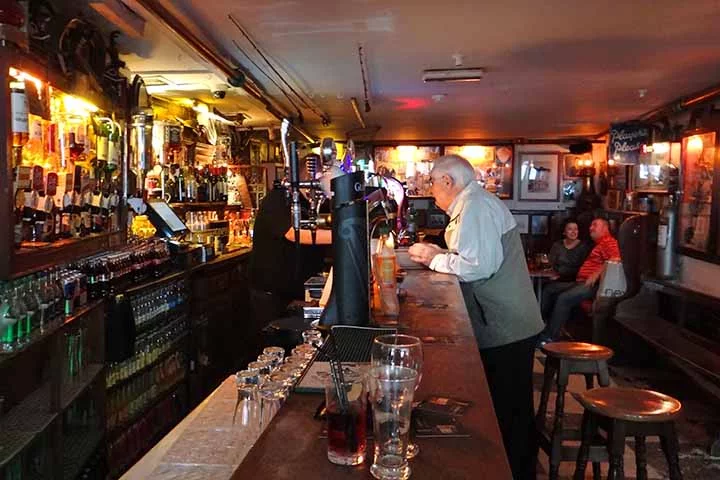 O Sean’s Bar fica em Athlone, no condado irlandês de Westmeath. Ativo desde a Idade Média, oferece um cardápio variado de bebidas locais. 
