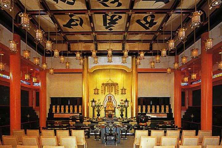 Com o passar dos séculos, a Takana-Iga diversificou sua produção e, além de itens budistas, também passou a confeccionar móveis.
