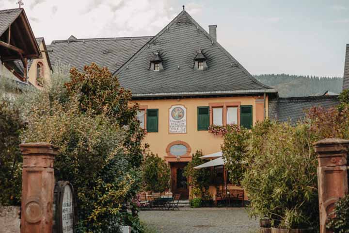 7º lugar: Staffelter Hof - Fundada em 862 (1.162 anos de existência), a empresa alemã é considerada a mais antiga fabricante de vinho em atividade no mundo. 

