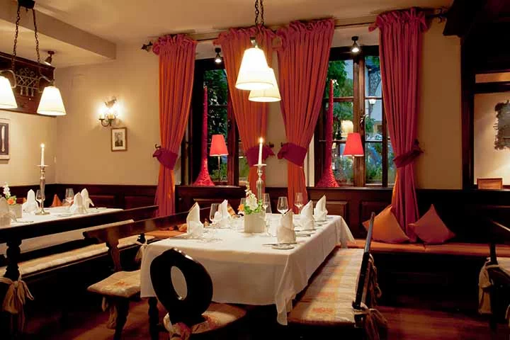 Com menu baseado na cozinha austríaca, o restaurante fica situado em Salzburgo, cidade na fronteira com a Alemanha. 

