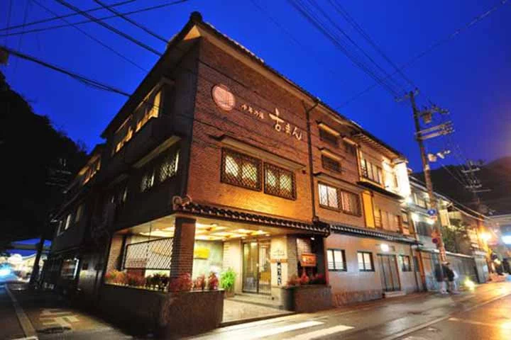 3º lugar: Koman - Outra pousada japonesa na lista, foi fundada no ano de 717 (há 1.307 anos) e fica na cidade de Toyooka, província de Hyogo. 

