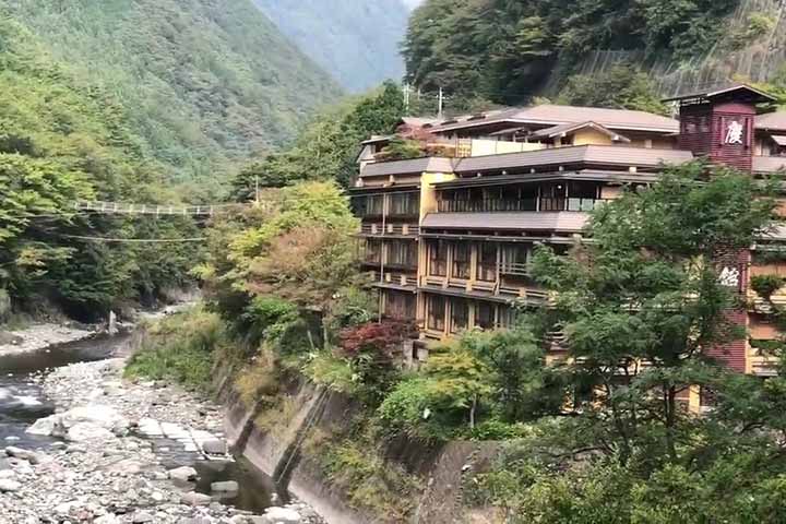 2º lugar: Nishiyama Onsen Keiunkan - Fundado por Fujiwara Mahito em 705 (há 1.319 anos), em Yamanashi, no Japão, é um spa de águas termais. 
