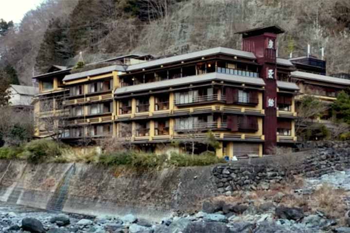Situado em uma região montanhosa, o hotel oferece 37 quartos decorados com tatames e um restaurante. 
