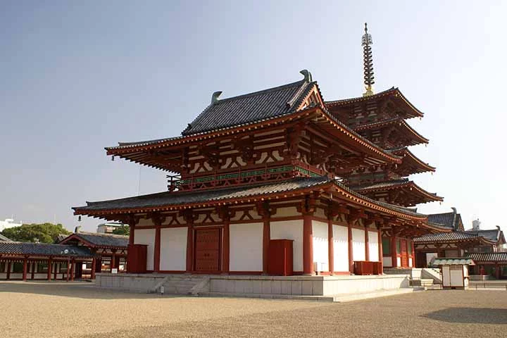 A empresa milenar - a mais antiga em atividade no mundo -, tem como especialidade a construção de templos budistas, como o Castelo de Osaka, do século XVI.  
