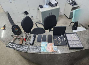 Além da prisão do suspeito, os policiais militares apreenderam duas armas de fogo e joias avaliadas em R$ 500 mil 