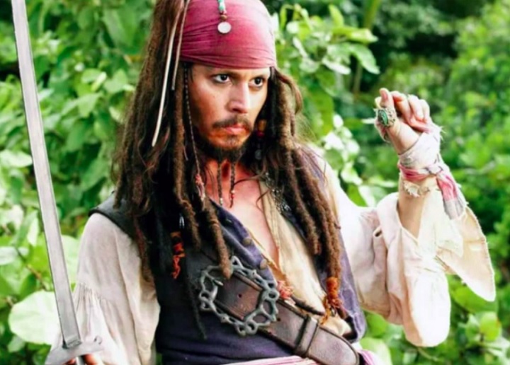[...] É basicamente o show de Johnny Depp como Jack Sparrow e, pessoalmente, tenho certeza de que ele é muito exagerado e superestimado, disse Cox.