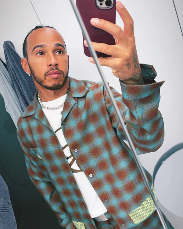 O piloto britânico diz ter resolvido os problemas de sono e de estômago com o veganismo, que ele adotou em 2017. 