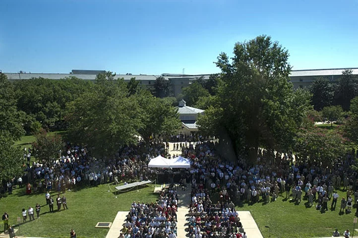 Entre militares e civis, o Pentágono tem cerca de 23 mil funcionários trabalhando no prédio. 