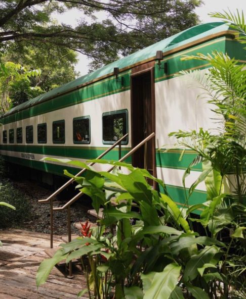 A ideia do projeto na Tailândia surgiu quando ele viu um depósito de trens desativados no país com vários vagões enferrujados. A partir dali, ele sentiu que precisava fazer algo a respeito.