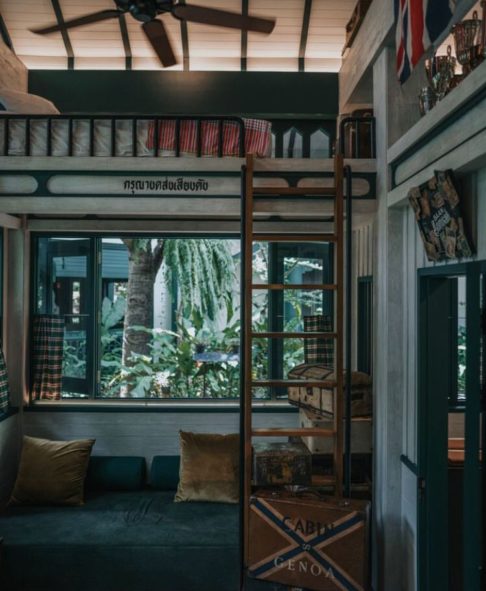 Um dos maiores desafios, segundo ele, foi mover os trens antigos, pesados e deteriorados para o terreno montanhoso onde queria construir o resort: “Contratamos um guindaste enorme que deve subir cerca de 70 metros no ar. Então 'voamos' os vagões e os colo