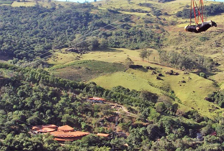 Tirolesa Voadora - Fica no Hotel Fazenda Parque dos Sonhos, na cidade de Socorro (SP). É a primeira nesse estilo no Brasil. A pessoa vai deitada de bruços, como se estivesse voando. Tem 1 km de extensão e 140m de altura.  Atinge 60 km/h. 