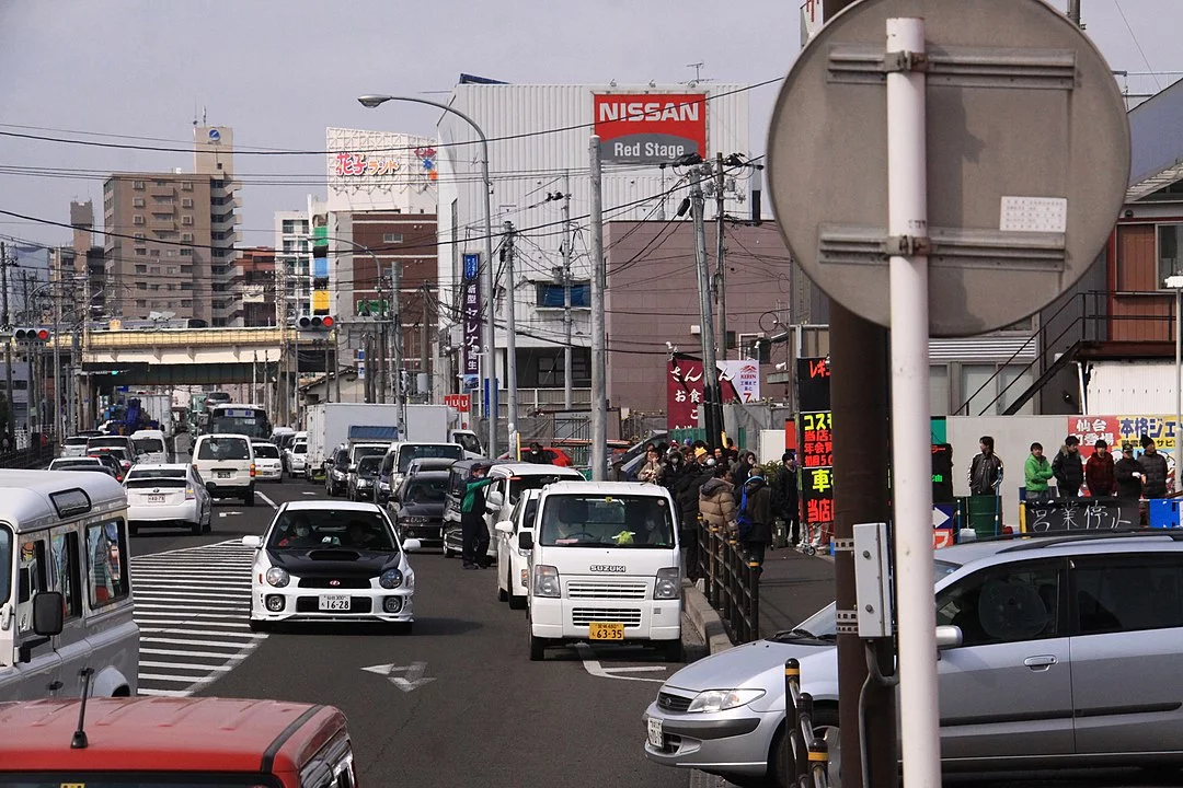 Já o Japão, mesmo sem ter sido dependente da Inglaterra, tem a mão inglesa. Uma explicação é que os samurais, como os cavaleiros ingleses, portavam as espadas do lado esquerdo da cintura e andavam pelo lado esquerdo nas ruas, firmando uma tradição que se 