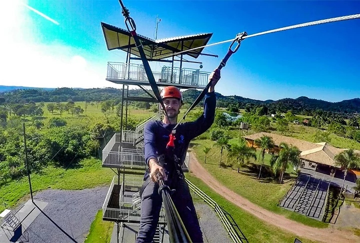 Tirolesa Nascente Azul - Fica em Bonito (MS).A tirolesa Nascente Azul tem 450m de extensão e 20m de altura. Atinge 60 km/h e pode ser feita em dupla.  