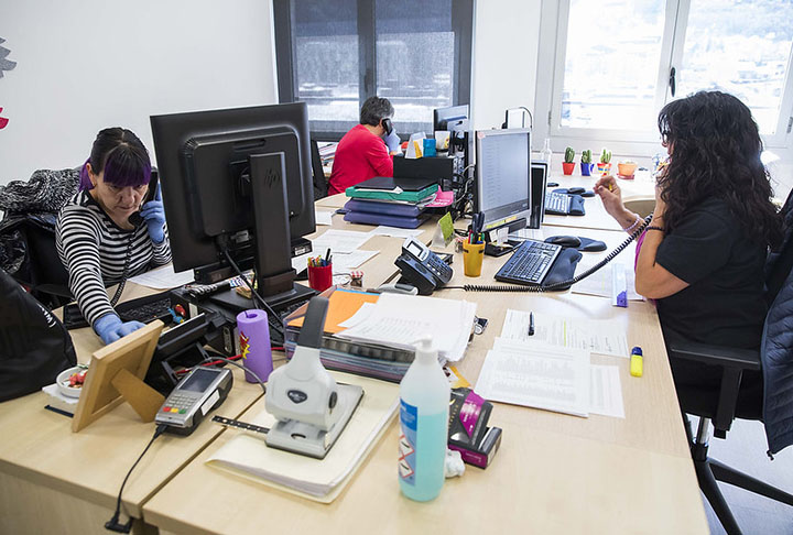 Andorra tem bons salários para os trabalhadores, o que acaba sendo uma tentação para visitantes que passam a cogitar a possibilidade de se estalecer no país em busca de qualidade de vida. 