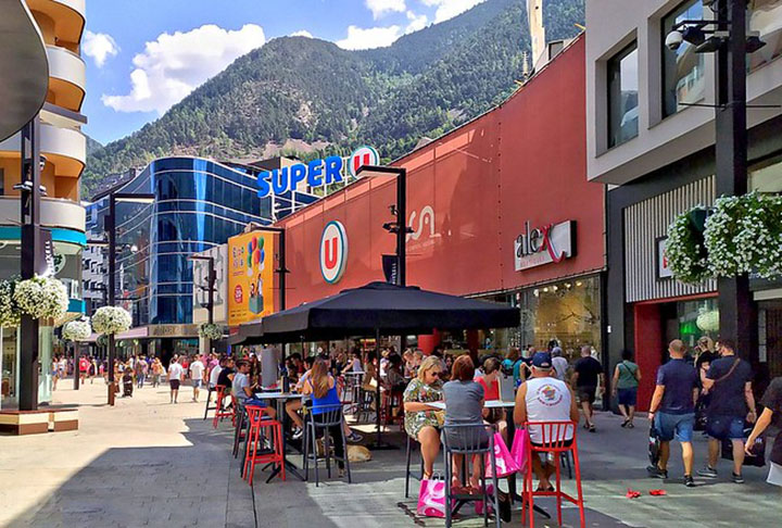 Isso tem um grande impacto na demografia de Andorra, pois apenas 38% dos moradores são nativos. O principal grupo de estrangeiros que vive no território é de espanhóis. Em seguida, franceses. E depois, ingleses. 