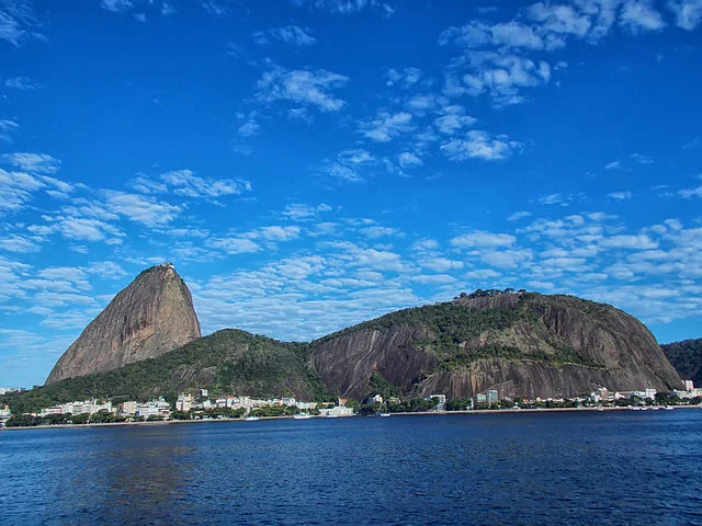 No Rio de Janeiro, um projeto prevê a implantação de uma tirolesa no Pão de Açúcar. Mas moradores e ambientalistas entraram com uma ação para impedir a obra.  E o caso tem passado por esferas na Justiça. No fim de fevereiro, o Tribunal Regional Federal de