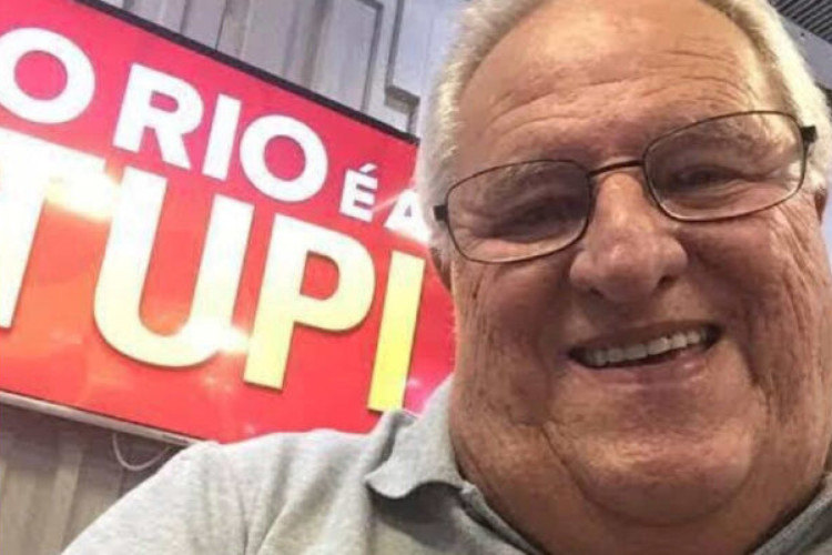 Narrador pede desculpas aos ouvintes e lembra da identificação com Apolinho, além do amor do comentarista pelo Flamengo