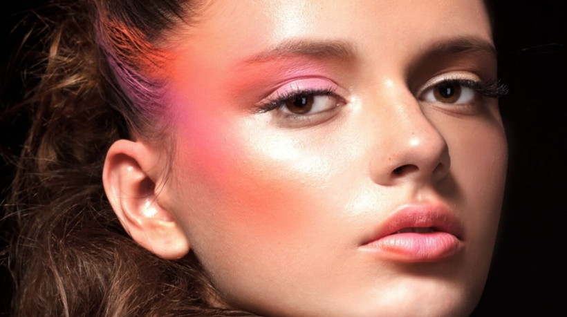A técnica de maquiagem viralizou após ser adotada pela cantora Ariana Grande (Imagem: chaletgirl | Shutterstock)  