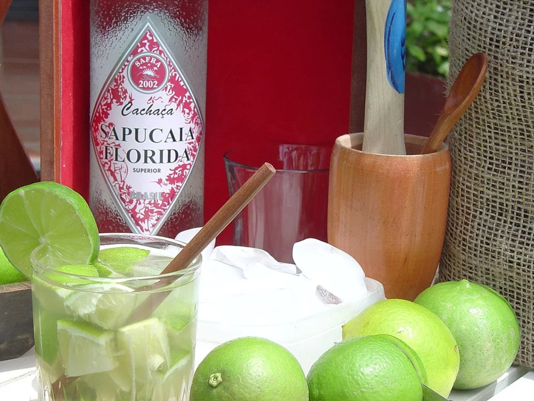 Como era comum acrescentar uma dose de álcool nos remédios caseiros, a receita ganhou um pouco de cachaça. Depois decidiram tirar o alho e o mel, e colocar um pouco de açúcar para adoçar a bebida. Então, acrescentaram o gelo por causa do calor.