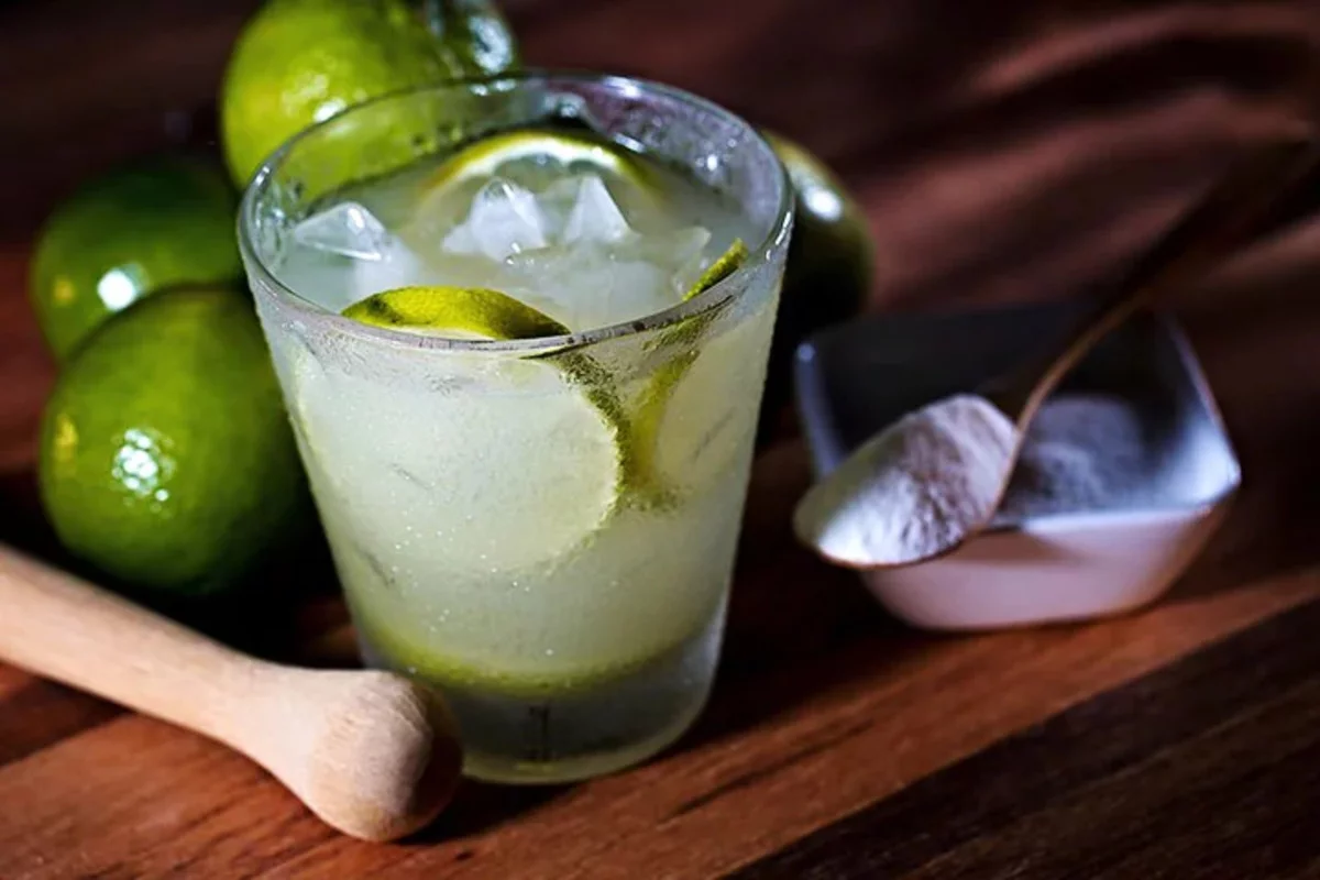Uma outra tese - adotada pelo Instituto Brasileiro de Cachaça - aponta que a caipirinha surgiu a partir de uma adaptação de uma receita feita com  limão, mel e alho, consumida para tentar curar pacientes com gripe espanhola.