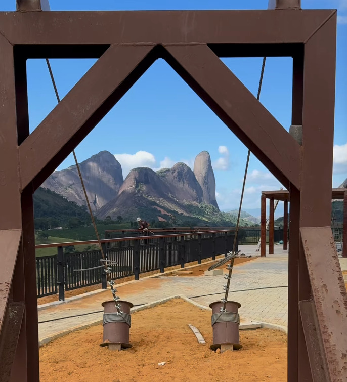 O projeto da tirolesa foi elaborado para impulsionar o turismo capixaba numa região de natureza exuberante. Quem fizer o passeio pelos ares na tirolesa vai ver a área urbana e também um espetacular conjunto de formações rochosas que são um marco no noroes