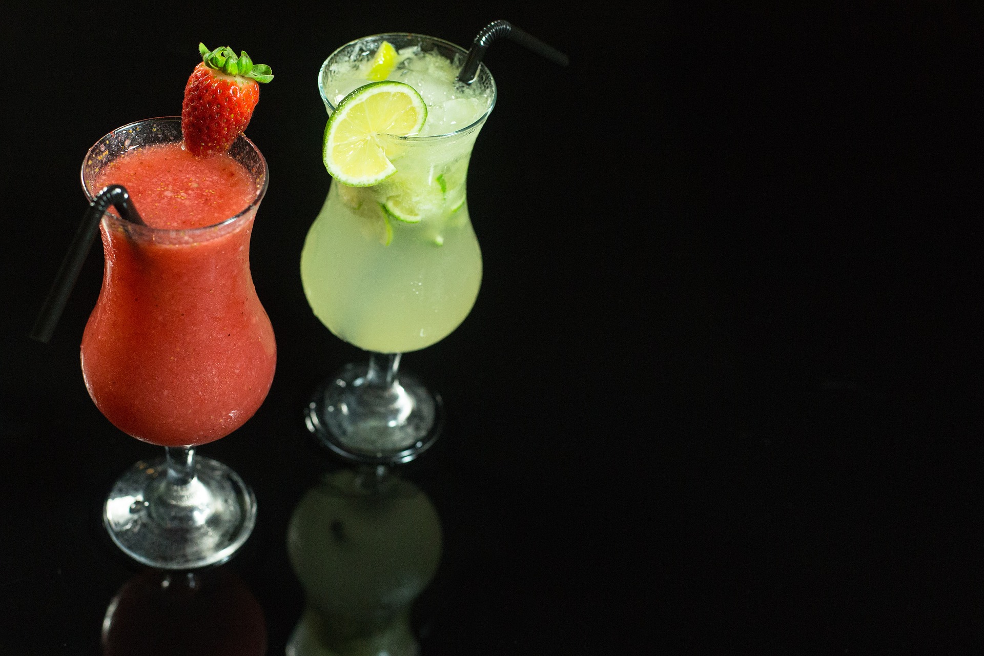 Outra opção para quem gosta de misturar bebida alcoólica com frutas é associar a caipirinha a frutas vermelhas, como melancia e morango. Mas sempre mantendo o limão como a base da bebida junto com a cachaça. 