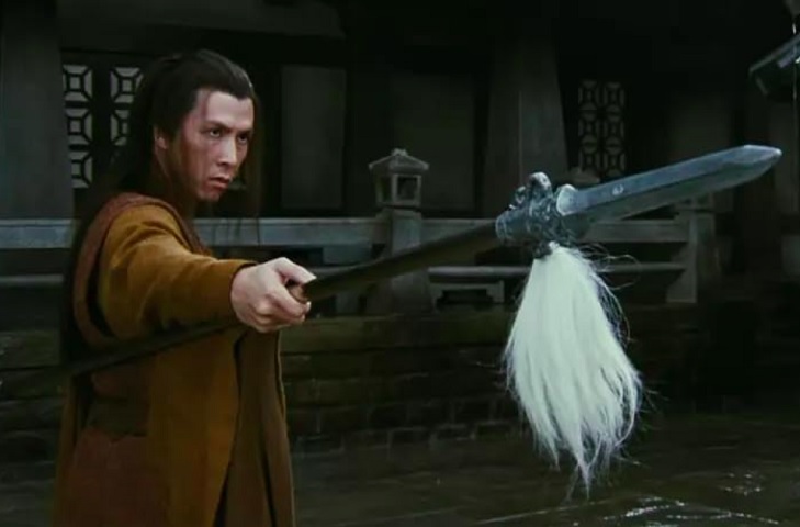 No mesmo ano, Yen atuou em Herói, ao lado de outra lenda dos filmes de artes marciais, Jet Li. O filme foi aclamado pela crítica especializada.