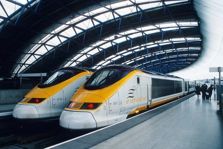Em outra comparação, o Eurostar atinge 300 km/h e a maioria dos trens do Reino Unido opera a cerca de 200 km/h.