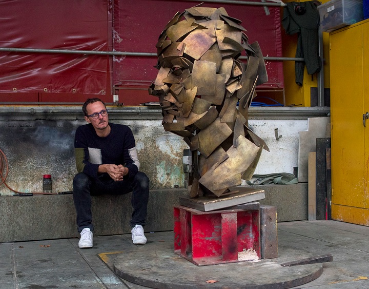 Além de pinturas a óleo, Yeo também trabalha com colagem e escultura, explorando constantemente novas maneiras de expressão artística.