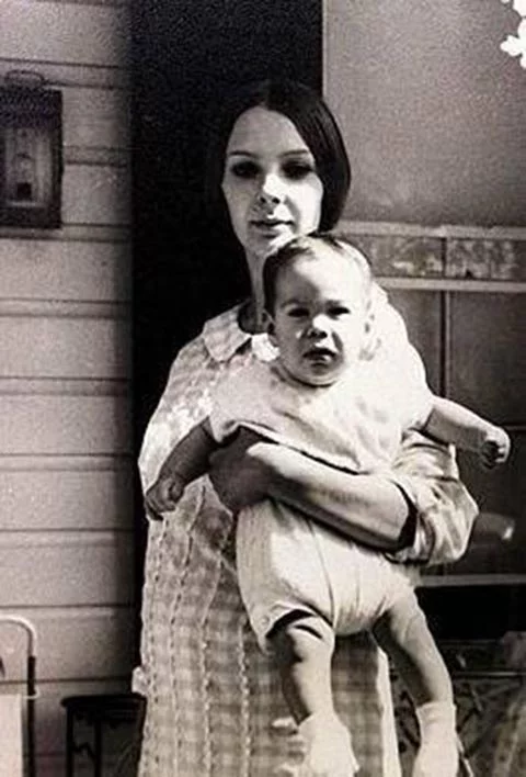  Keanu Charles Reeves nasceu em Beirute, no Líbano, em 2/9/1964. É filho da figurinista britânica Patricia Taylor e do geólogo Samuel Reeves Jr, americano de origem chinesa.