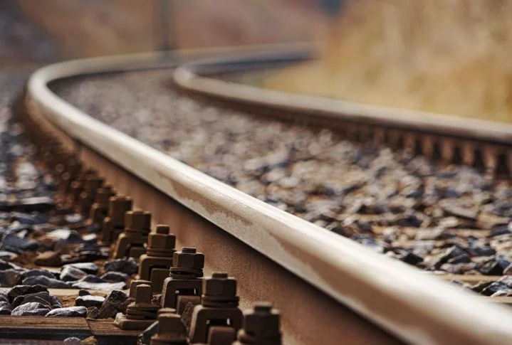 Além disso, ímãs no trilho empurram o trem para cima, fazendo ele flutuar e se mover para frente, meio que deslizando entre os trilhos em uma espécie de almofada de ar.