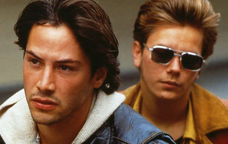  Keanu Reeves tornou-se amigo de River Phoenix, com quem atuou em Garotos de Programa (1991). A morte de River por overdose abalou muito o amigo.