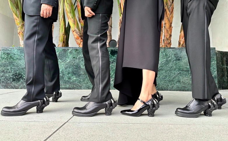 Antes de começar a cerimônia, todos eles posaram com sapatos que faziam referência às garras do personagem. 