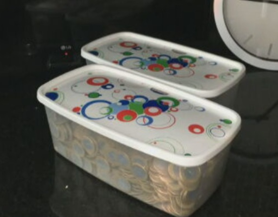 Muita gente, em vez de gastar as moedas, guarda num pote ou porquinho exercendo um tipo antigo de economia, pra depois desafogar um monte de moedas. Alguns comércios oferecem compensações a quem entre moedas, pois eles precisam de troco.