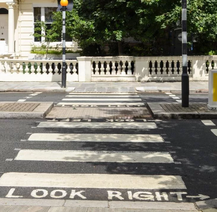 Na Inglaterra, país muito visitado por turistas, as grandes cidades - como a capital Londres - têm avisos para os visitantes pintados no asfalto. Look Right (Olhe à direita) ou Look Left (Olhe à esquerda), para que as pessoas se lembrem da mão de trânsito