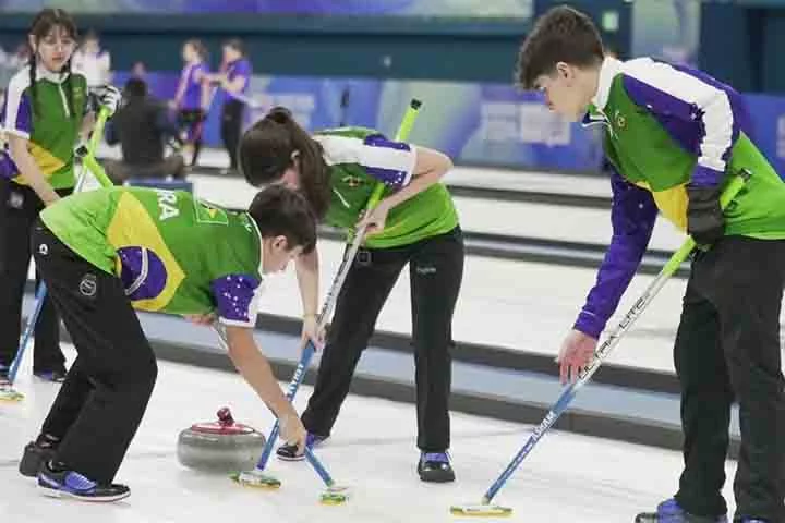 Profissionais de Curling - São atletas que competem neste esporte, que significa deslizar pedras sobre uma pista de gelo até um alvo. Como o Brasil não tem tradição e clima para esportes de inverno, o curling não se estabeleceu como uma prática esportiva.