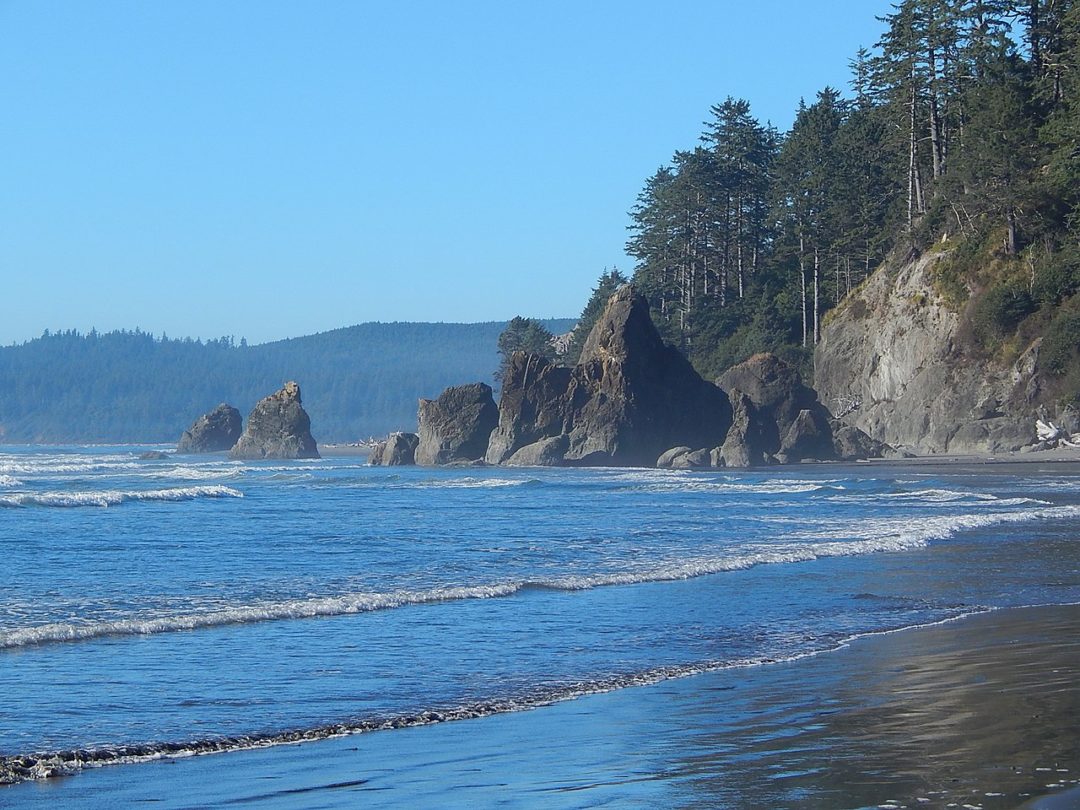 17) Ruby Beach (Parque Nacional Olímpico, EUA): Localizada na costa sudoeste da Península Olímpica em Washington, essa praia é um espetáculo natural. O lugar chama a atenção pelas suas areias com tons avermelhados e as formações rochosas que surgem no mar