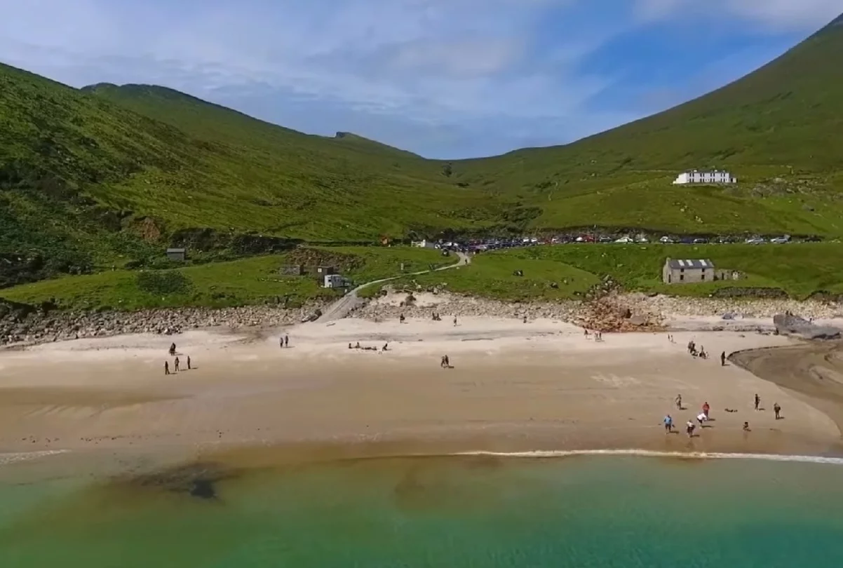 16) Keem Bay Beach (Condado de Mayo, Irlanda): Keem Bay é considerada uma joia escondida na Ilha Achill, que encanta com paisagens de tirar o fôlego. O lugar é acessível por uma estrada panorâmica que serpenteia o penhasco do Monte Croaghaun, oferecendo v