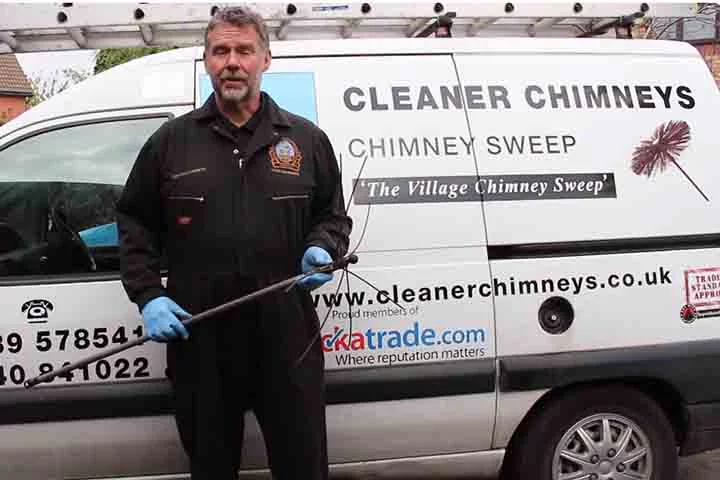 Limpadores de Chaminés-  São responsáveis pela manutenção e limpeza desses espaços, por onde sai a fumaça de residências com lareiras em locais muito frios,  O Brasil, com seu clima tropical, até possui casas com lareiras em cidades nas montanhas, mas não