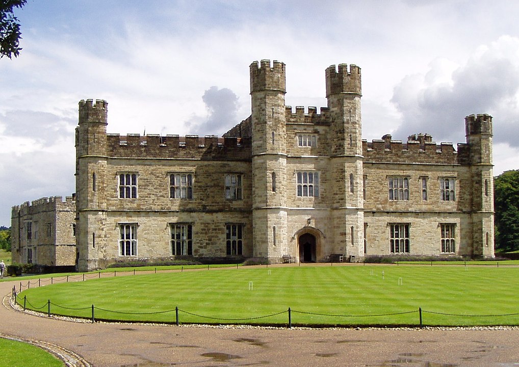 Castelo de Leeds - Kent, Inglaterra - Construído em 1119 por Robert de Crevecoeur para substituir o anterior solar de Esledes, o castelo tornou-se num palácio Real para Eduardo I de Inglaterra em 1278. Mas sofreu muitas alterações e hoje se assemelha mais