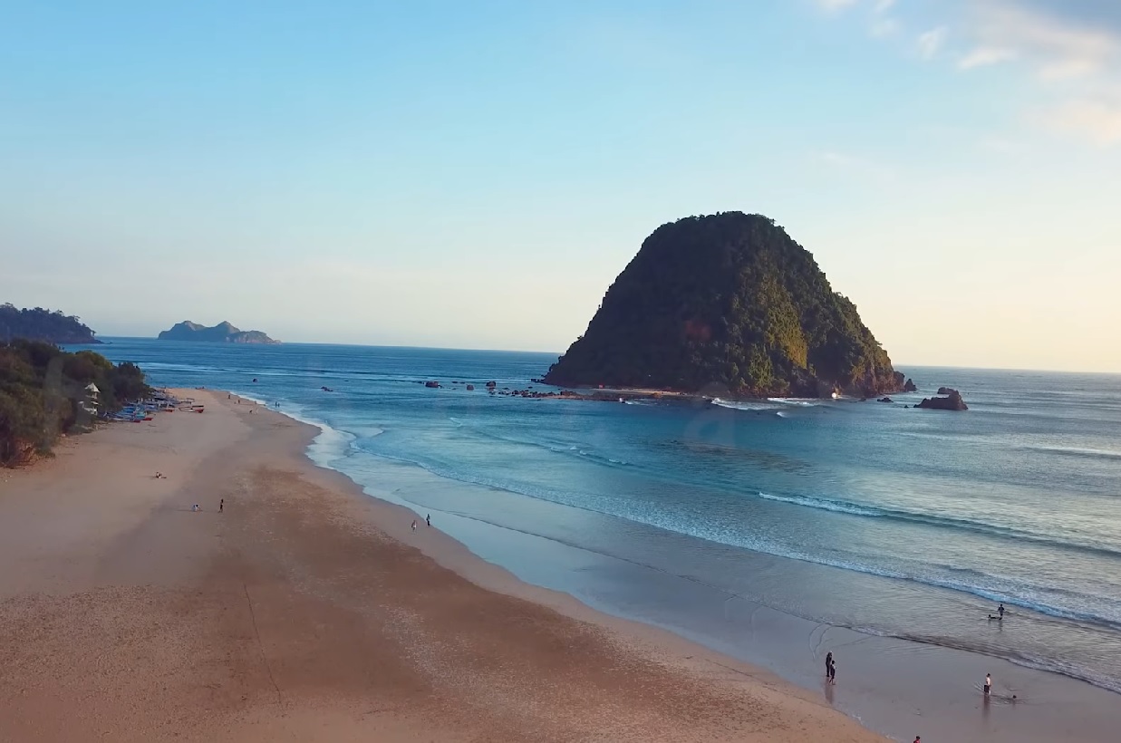 14) Praia Rosa (Parque Nacional de Komodo, Indonésia): Também conhecida como Pantai Merah, essa praia é famosa por sua areia cor de rosa, que cria um contraste impressionante com as águas azul-turquesa do Oceano Índico.